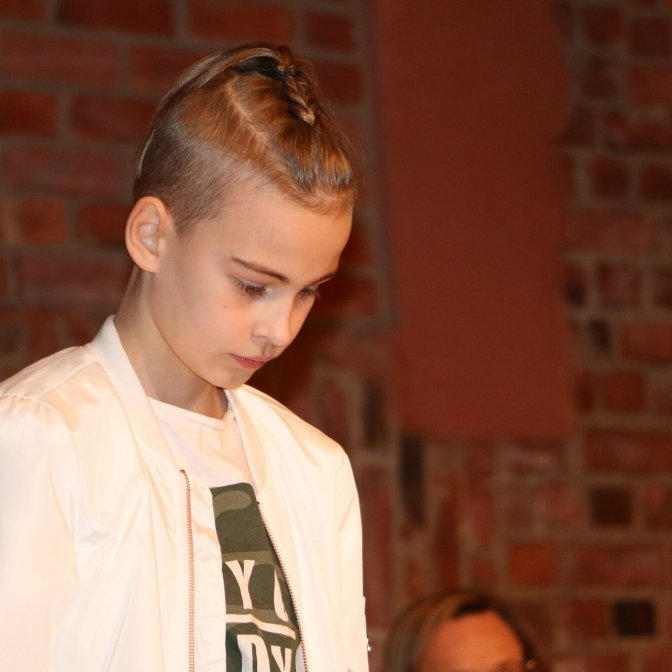 12-åriga MGP-vinnaren från år 2017 Hugo Käld framförde sin antimobbningslåt Not cool under seminariet