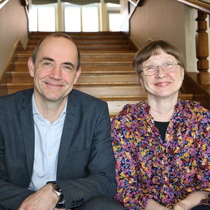 Fritjof Sahlström och Ria Heilä-Ylikallio satt vid olika sidor av förhanslingsborden när klasslärarutbildningen vid HU blev aktuell. Nu är de kolleger vid ÅA. Foto: Mattias Fagerholm