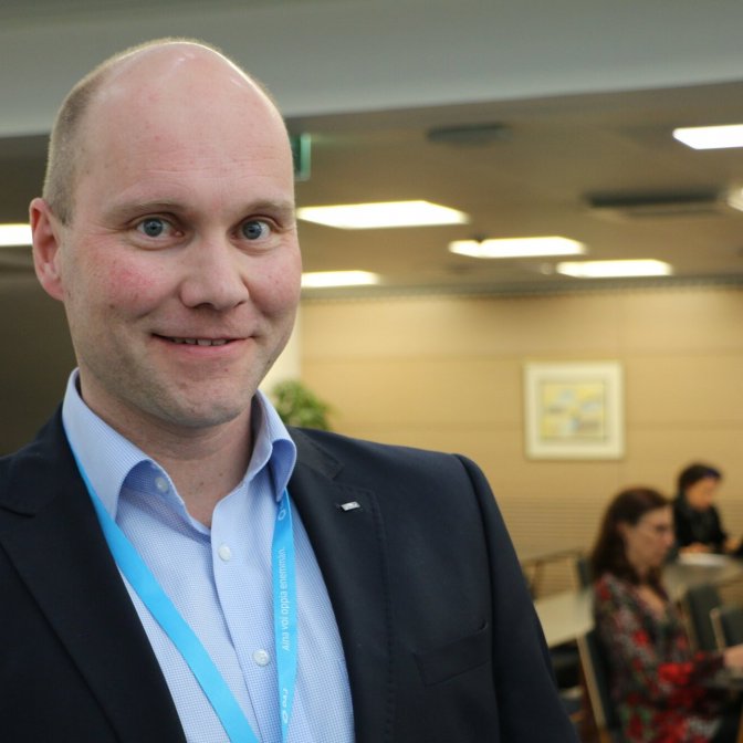 Samma ersättningsgrund obereoende av usk. Det var Senastian Lindqvists budskap. Foto: Mattias Fagerholm