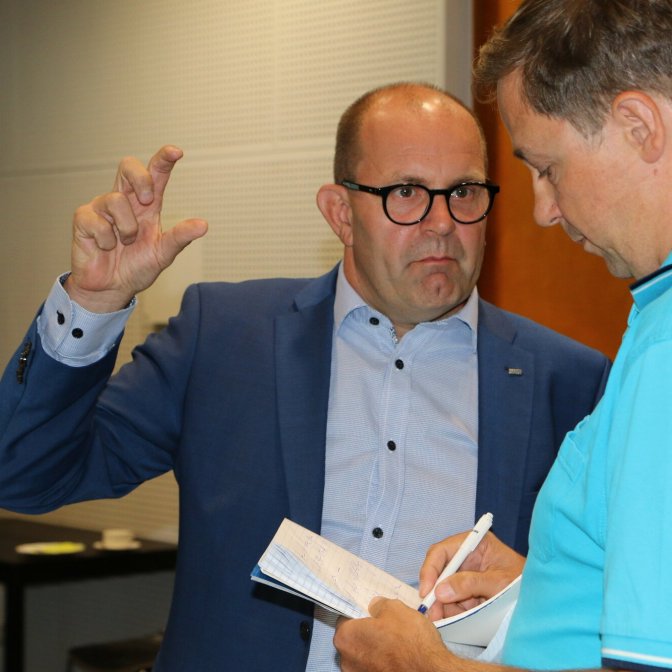 Gapet mellan den privata och offentliga sektorns löner växer hela tiden, förklarar FSL:s ordförande Christer Holmlund för Mikael Sjövall vid Svensk Presstjänst SPT. Foto: Mattias Fagerholm